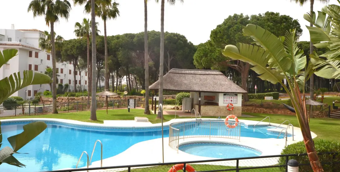 Sale of ground floor apartment in Calahonda 24