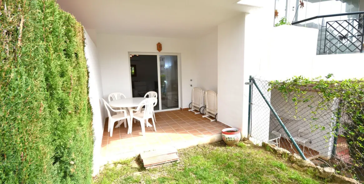 Sale of ground floor apartment in Calahonda 25