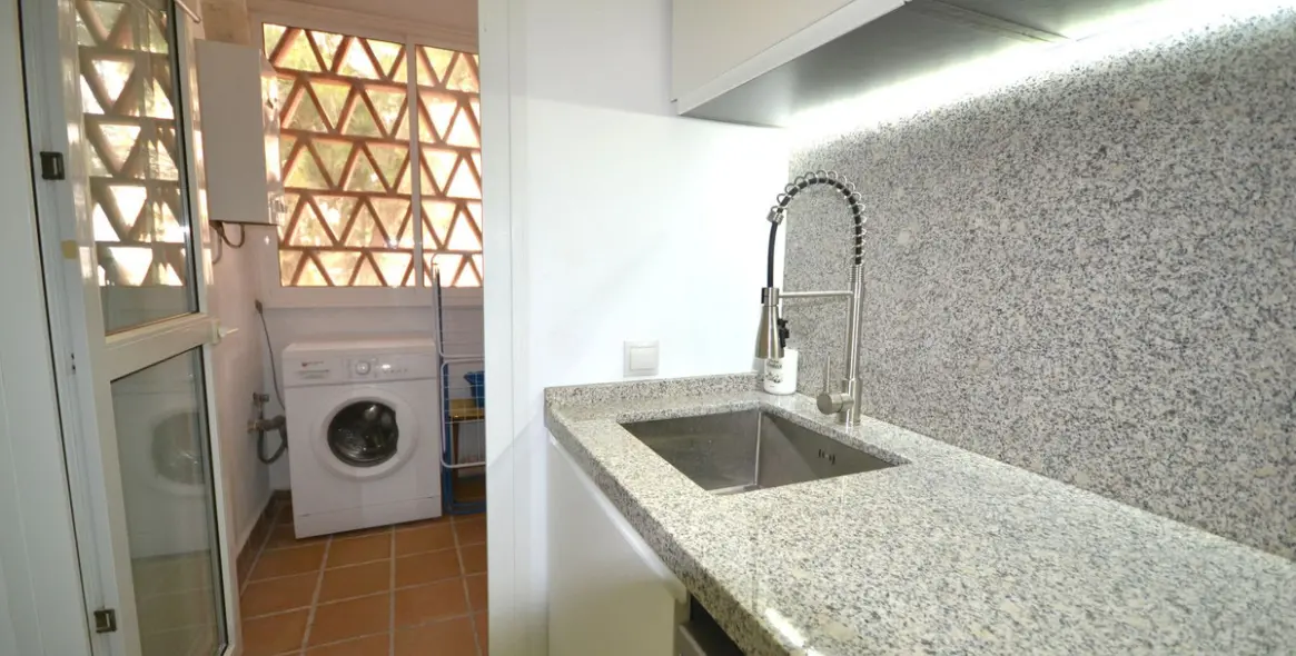 Sale of ground floor apartment in Calahonda 36