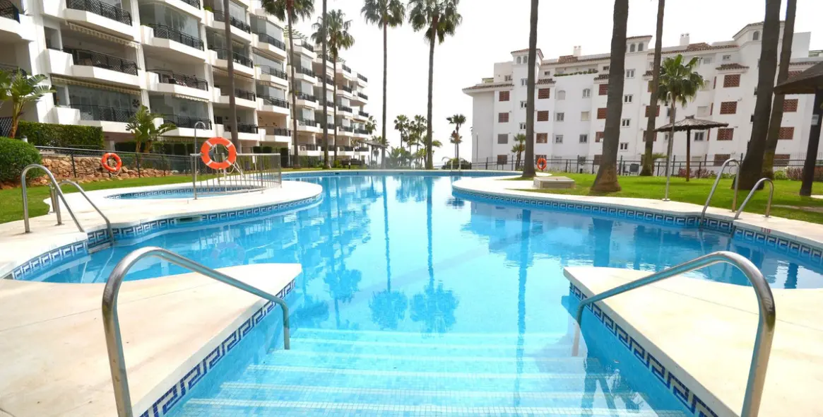 Sale of ground floor apartment in Calahonda 54
