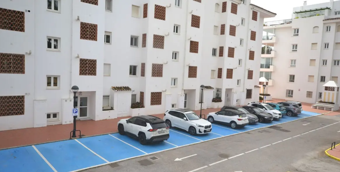 Sale of ground floor apartment in Calahonda 61