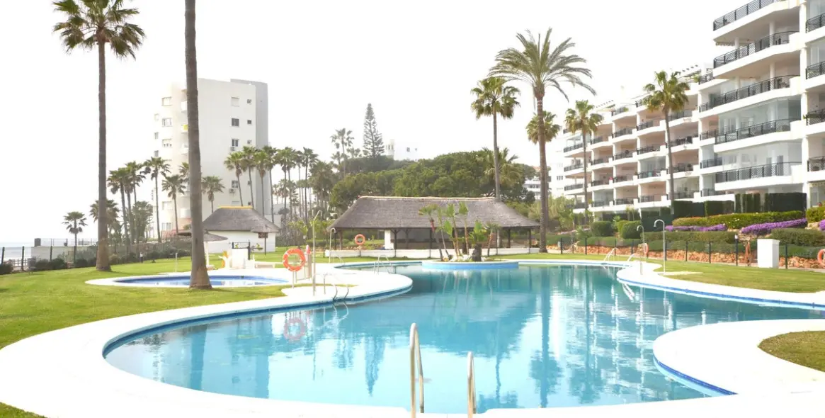 Sale of ground floor apartment in Calahonda 64