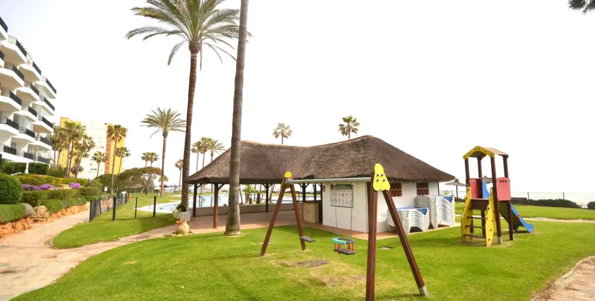 Sale of ground floor apartment in Calahonda 65