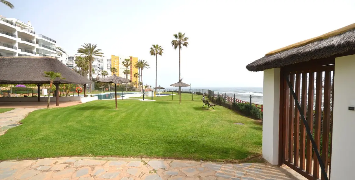 Sale of ground floor apartment in Calahonda 67