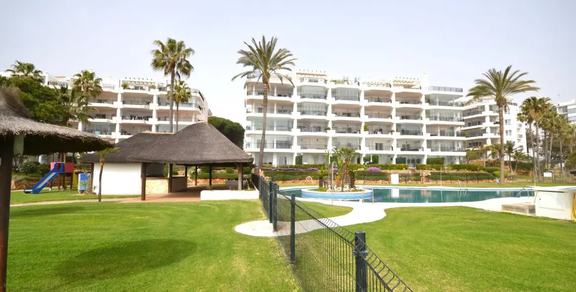 Sale of ground floor apartment in Calahonda 70
