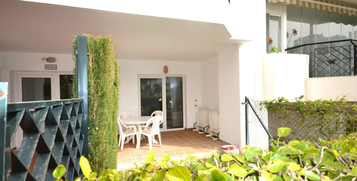 Sale of ground floor apartment in Calahonda 72