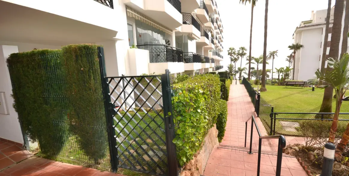 Sale of ground floor apartment in Calahonda 73