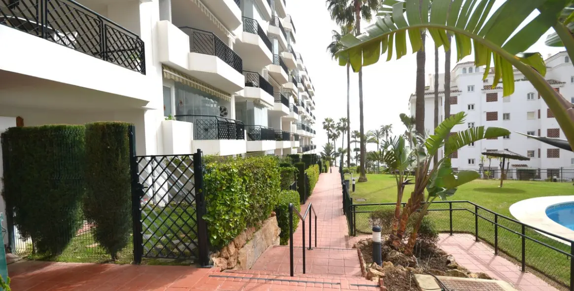 Sale of ground floor apartment in Calahonda 74