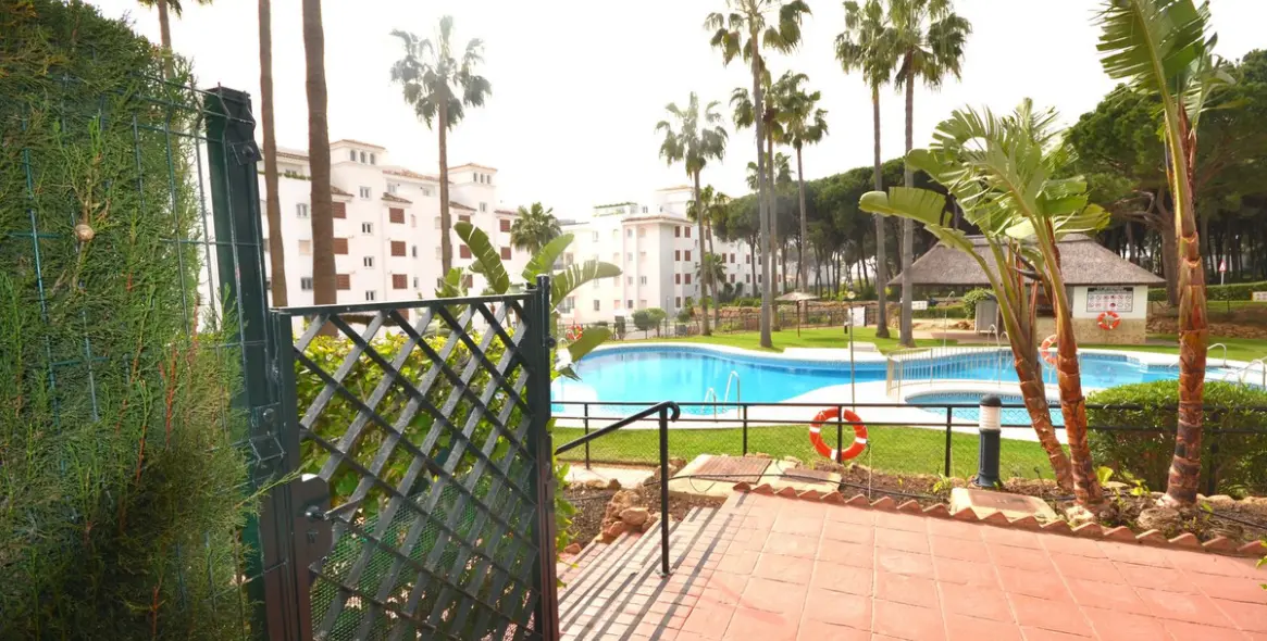 Sale of ground floor apartment in Calahonda 75
