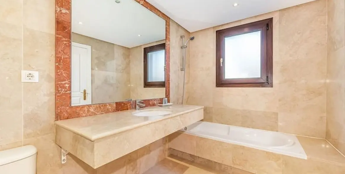 Sale of middle floor apartment in Mijas Golf 10