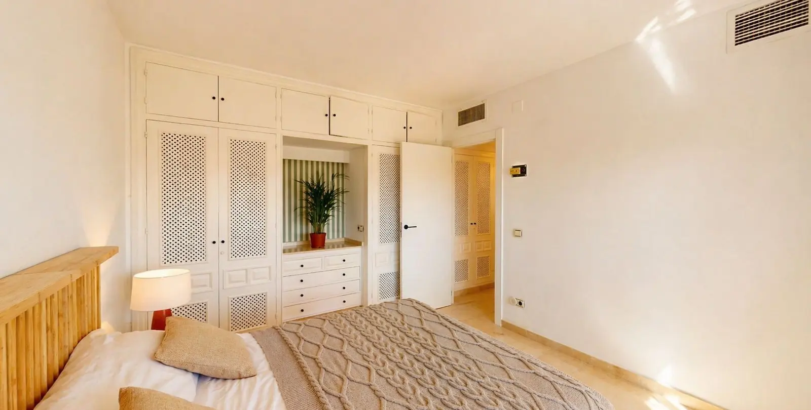 Sale of middle floor apartment in Atalaya 12