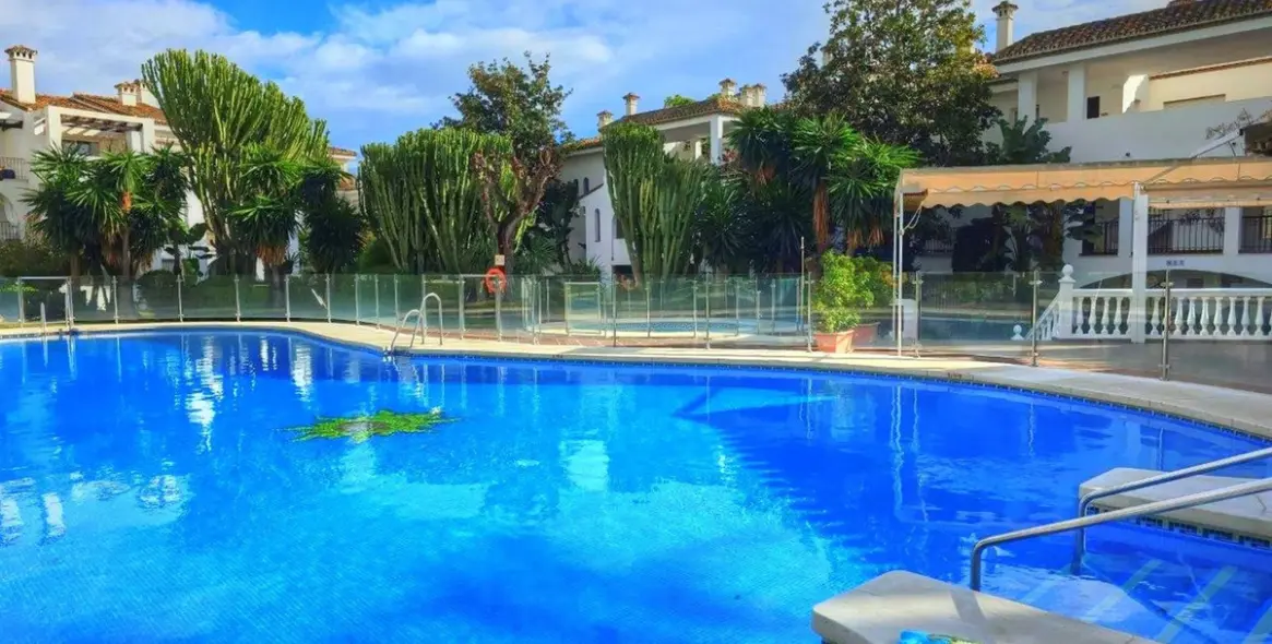 Sale of ground floor apartment in Estepona 1