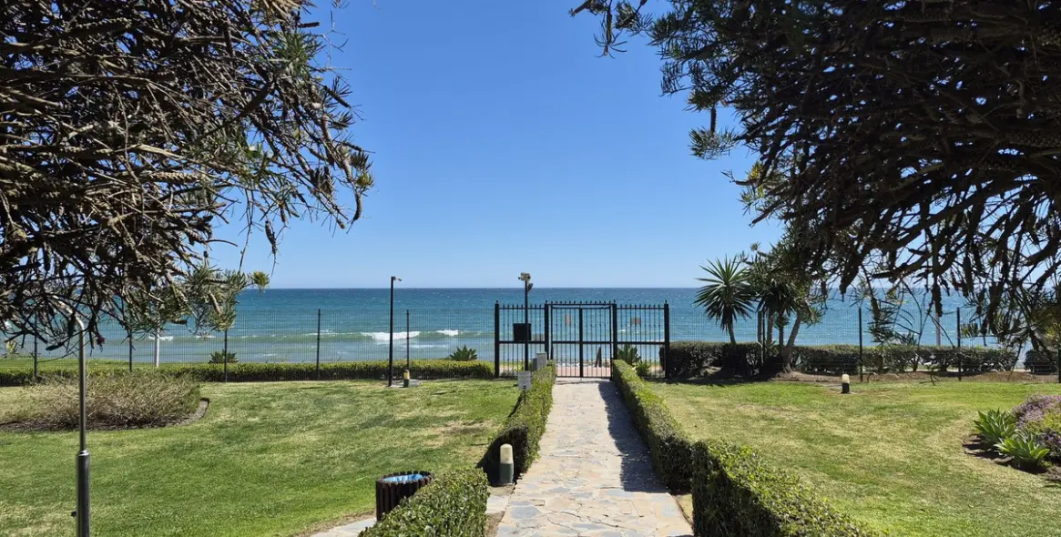 Sale of ground floor apartment in Estepona 2