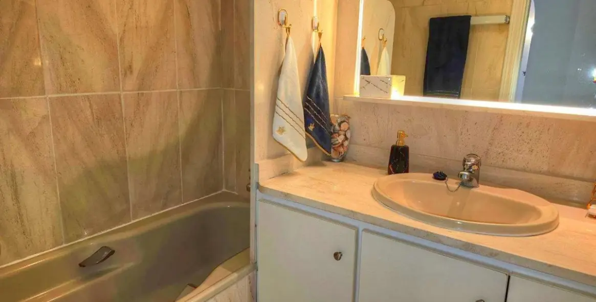 Sale of ground floor apartment in Estepona 11