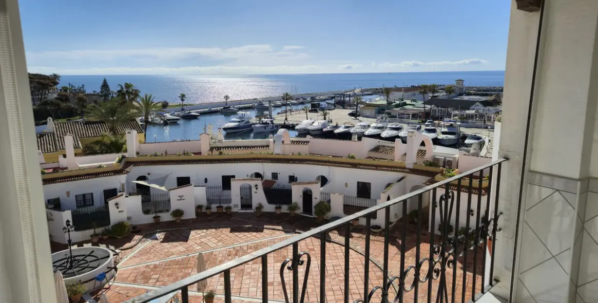 Sale of penthouse in Puerto de Cabopino 1