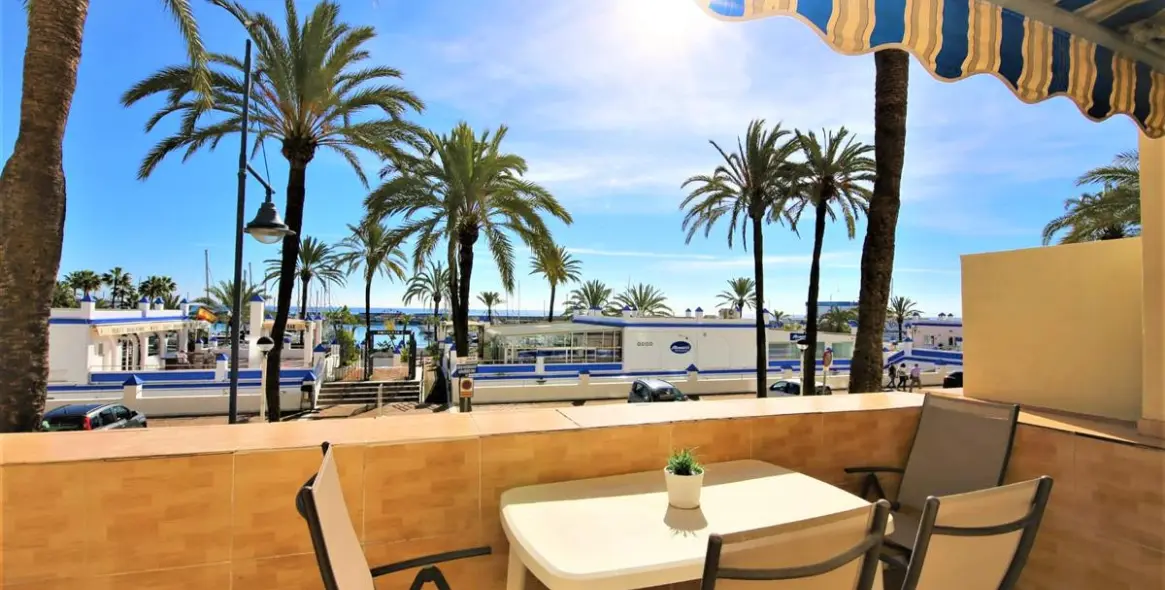 Sale of middle floor apartment in Estepona 1