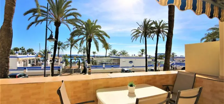 Venta de apartamento en planta media en Estepona 0