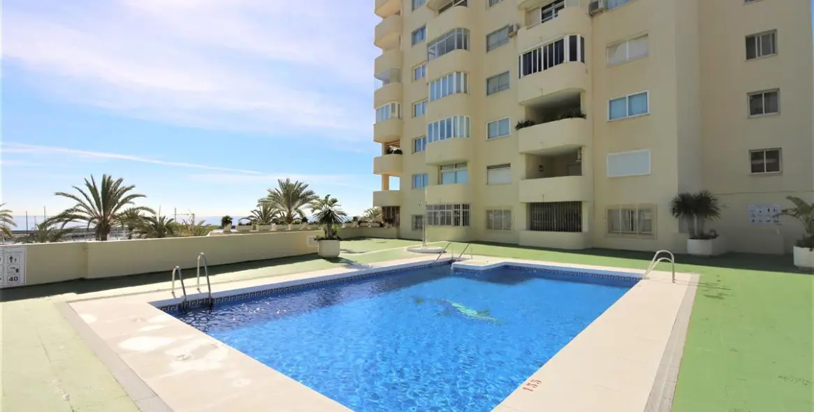Sale of middle floor apartment in Estepona 2