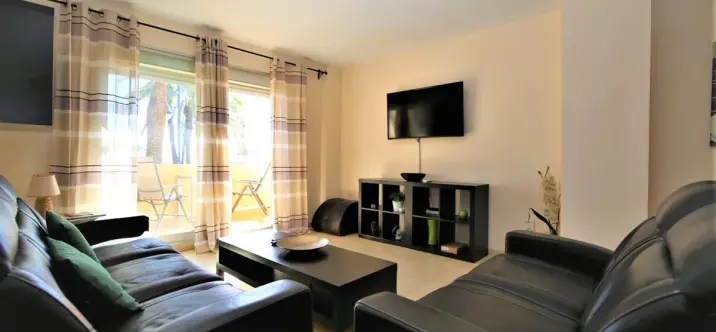 Venta de apartamento en planta media en Estepona 2