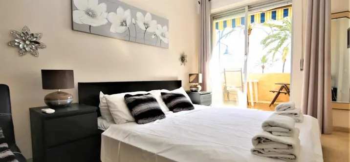 Venta de apartamento en planta media en Estepona 4