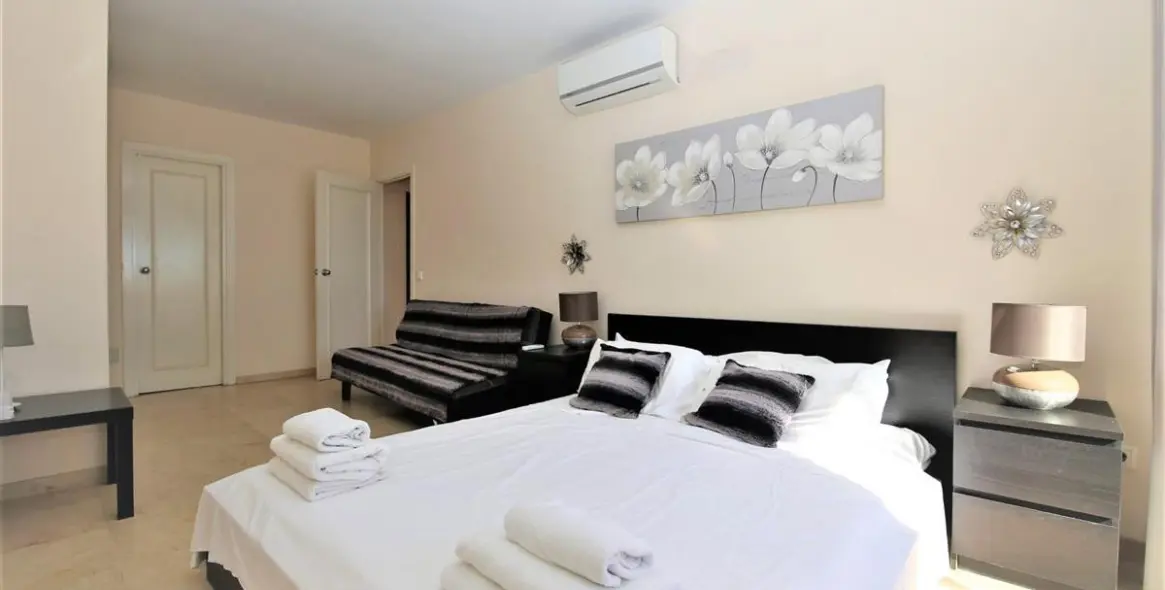 Sale of middle floor apartment in Estepona 10