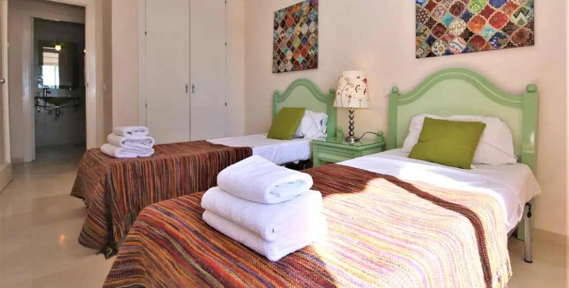 Sale of middle floor apartment in Estepona 12