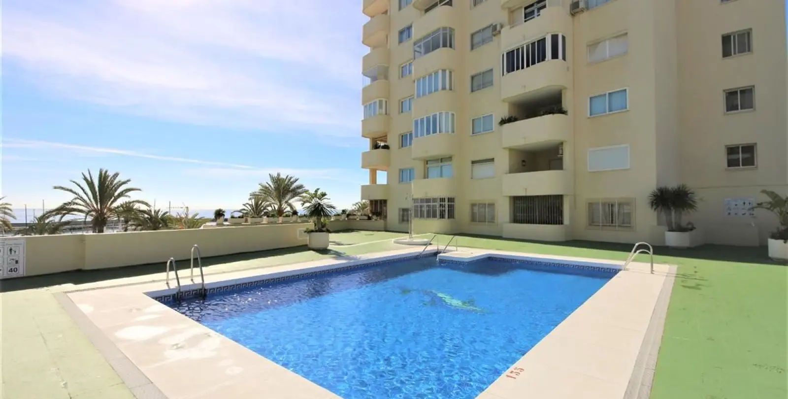 Продажа апартаментов на среднем этаже в Estepona 2