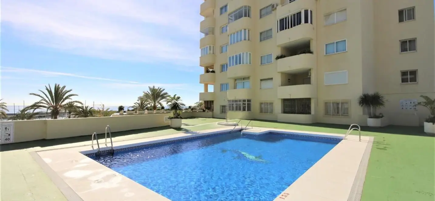 Venta de apartamento en planta media en Estepona 1