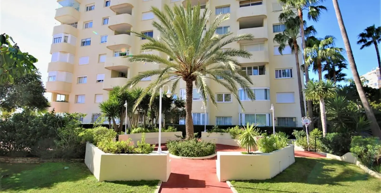 Продажа апартаментов на среднем этаже в Estepona 15