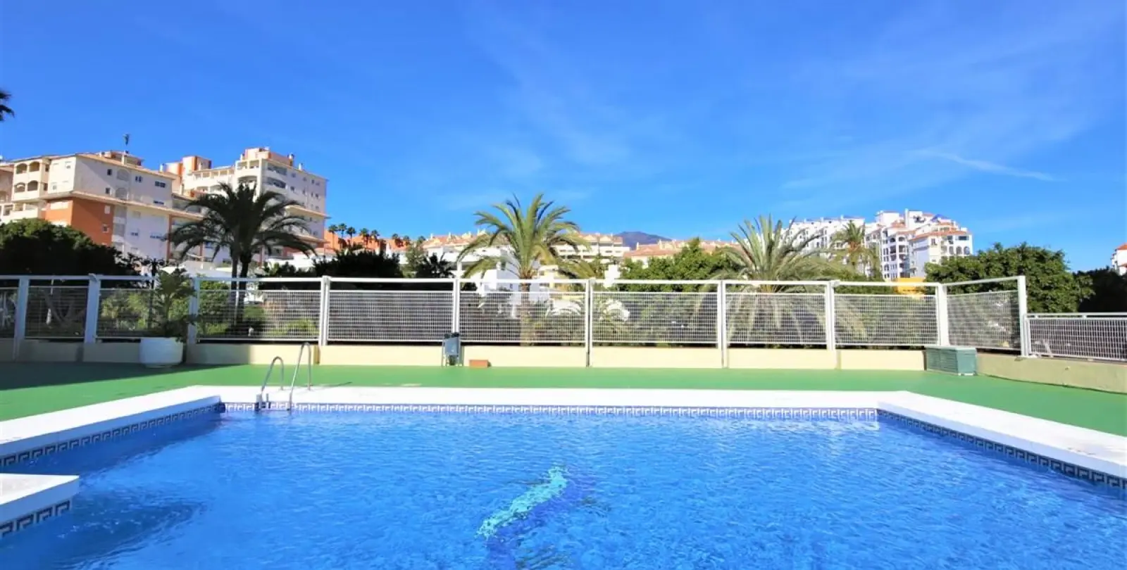 Продажа апартаментов на среднем этаже в Estepona 17
