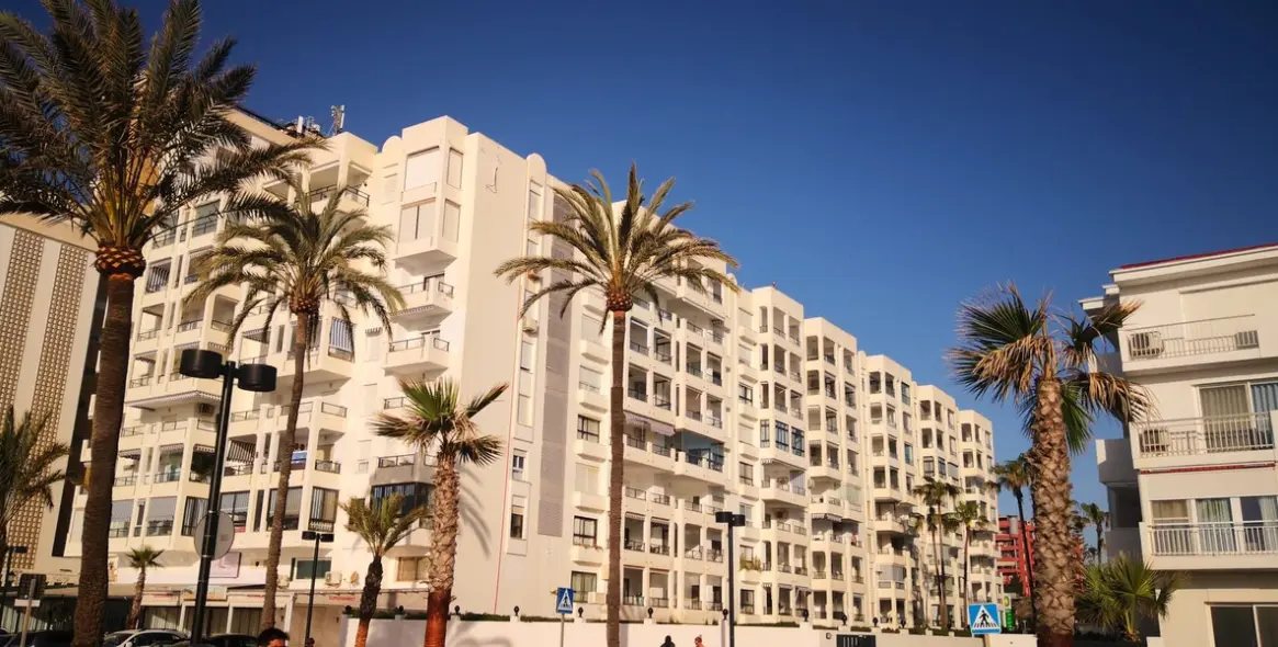 Sale of middle floor apartment in Fuengirola 1