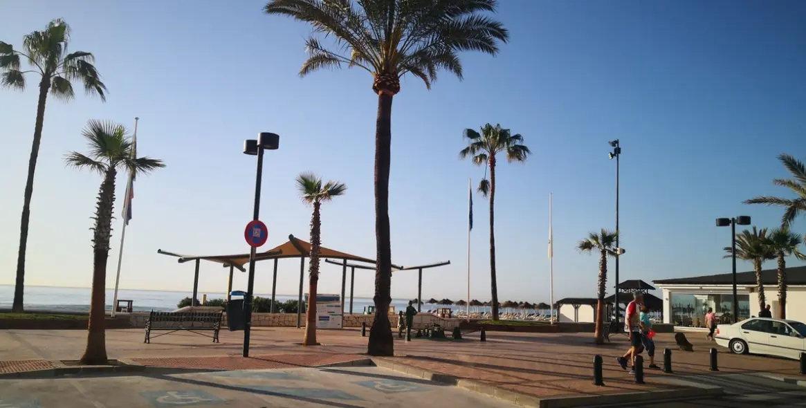 Sale of middle floor apartment in Fuengirola 2