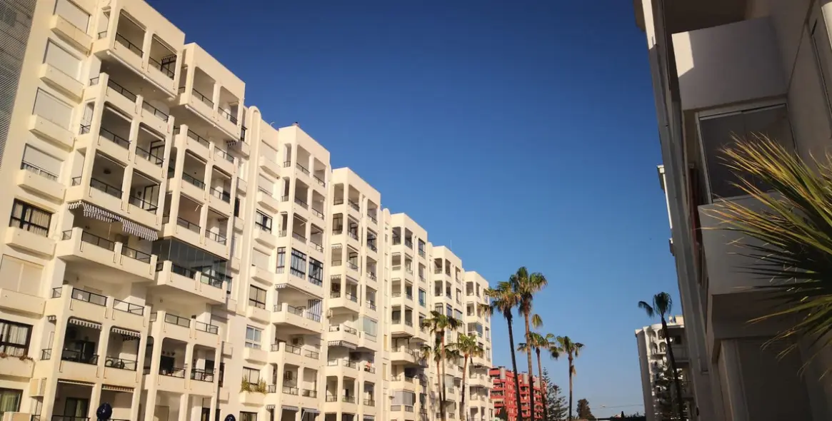 Sale of middle floor apartment in Fuengirola 16