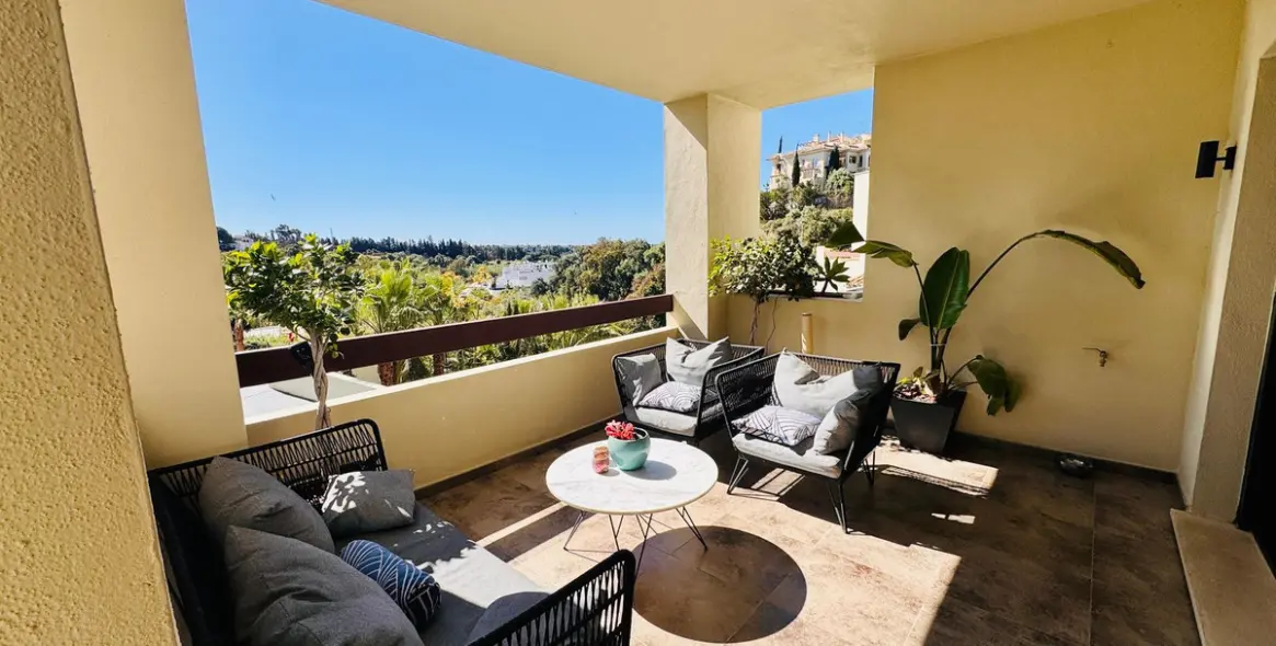 Sale of middle floor apartment in Selwo 6