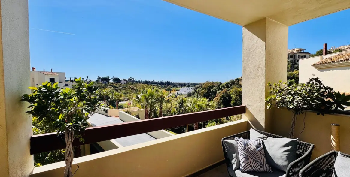 Sale of middle floor apartment in Selwo 25