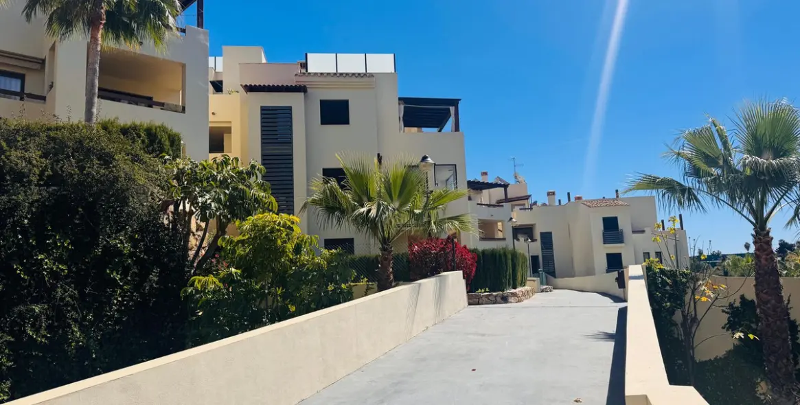 Sale of middle floor apartment in Selwo 43