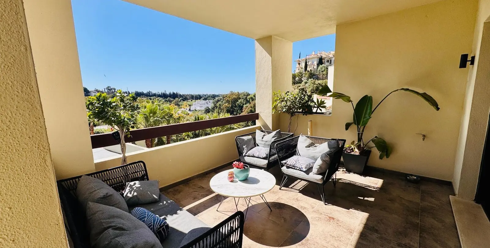 Sale of middle floor apartment in Selwo 6