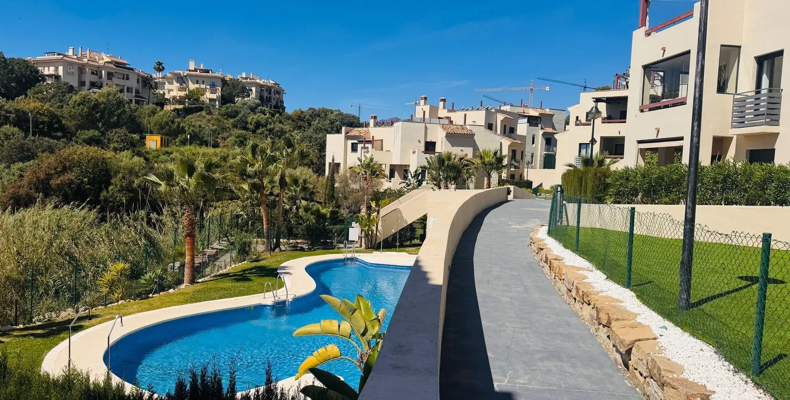 Sale of middle floor apartment in Selwo 40