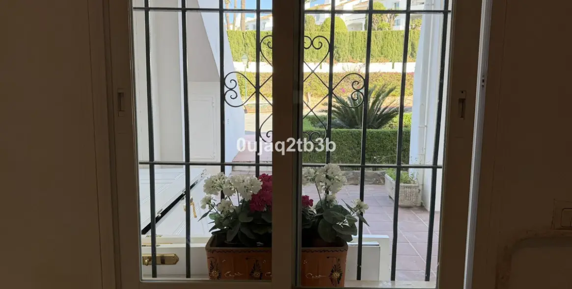 Sale of ground floor apartment in Nueva Andalucía 5