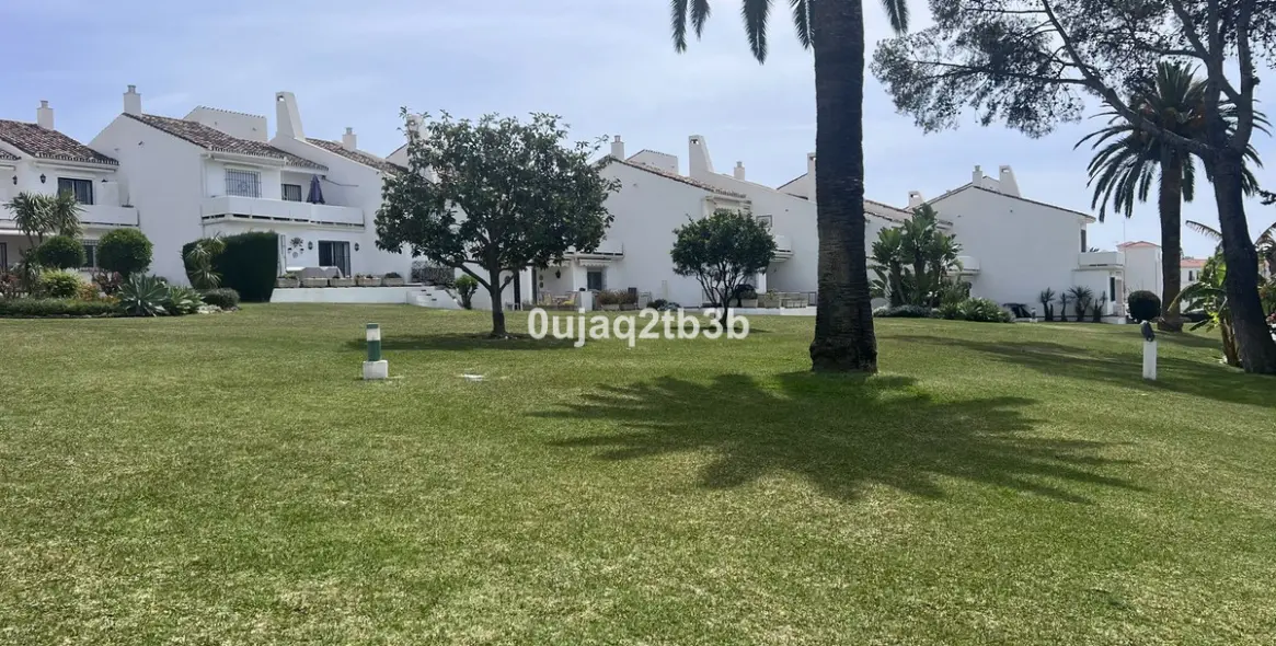 Sale of ground floor apartment in Nueva Andalucía 14