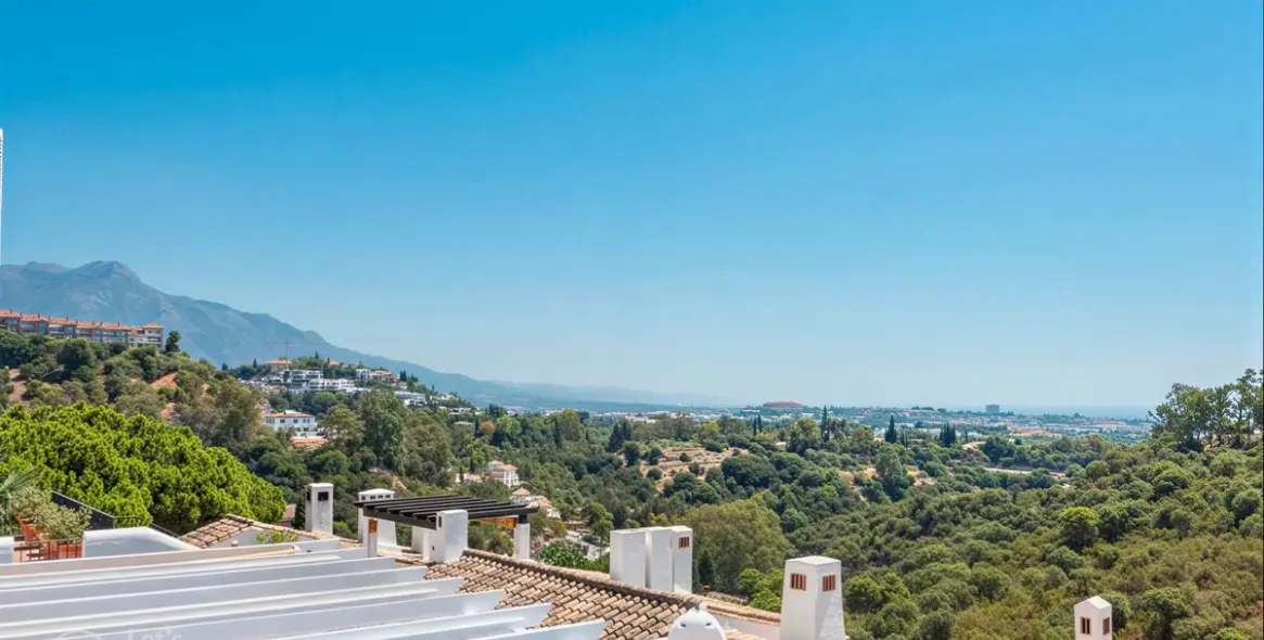 Sale of middle floor apartment in Benahavís 2