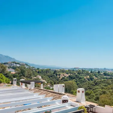 Sale of middle floor apartment in Benahavís