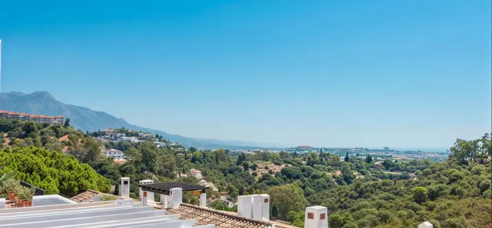 Sale of middle floor apartment in Benahavís 1