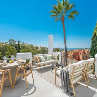 Sale of middle floor apartment in Benahavís