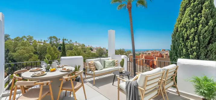 Sale of middle floor apartment in Benahavís 2