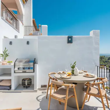 Sale of middle floor apartment in Benahavís