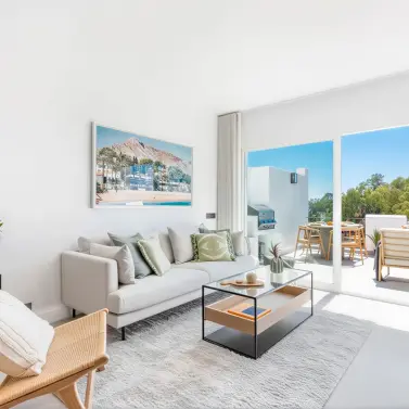 Sale of middle floor apartment in Benahavís