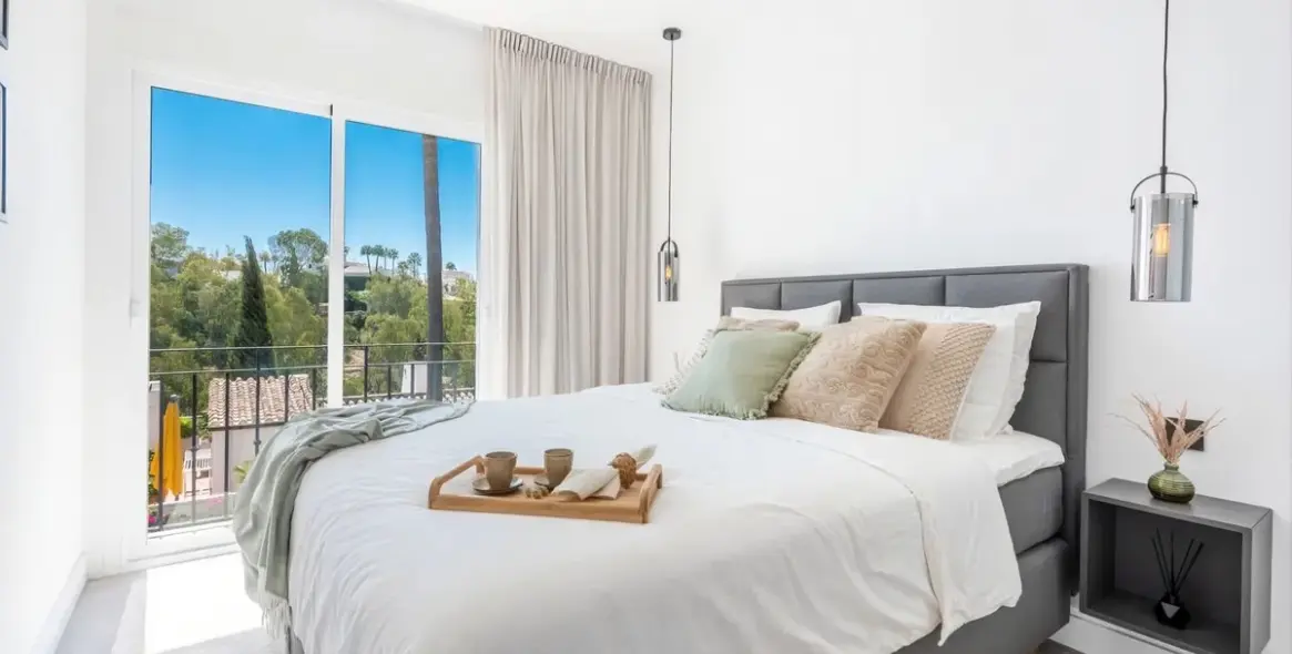 Sale of middle floor apartment in Benahavís 11