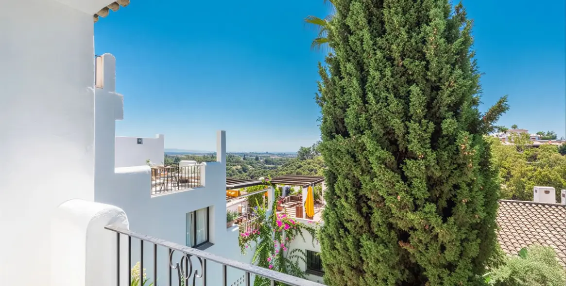 Sale of middle floor apartment in Benahavís 19