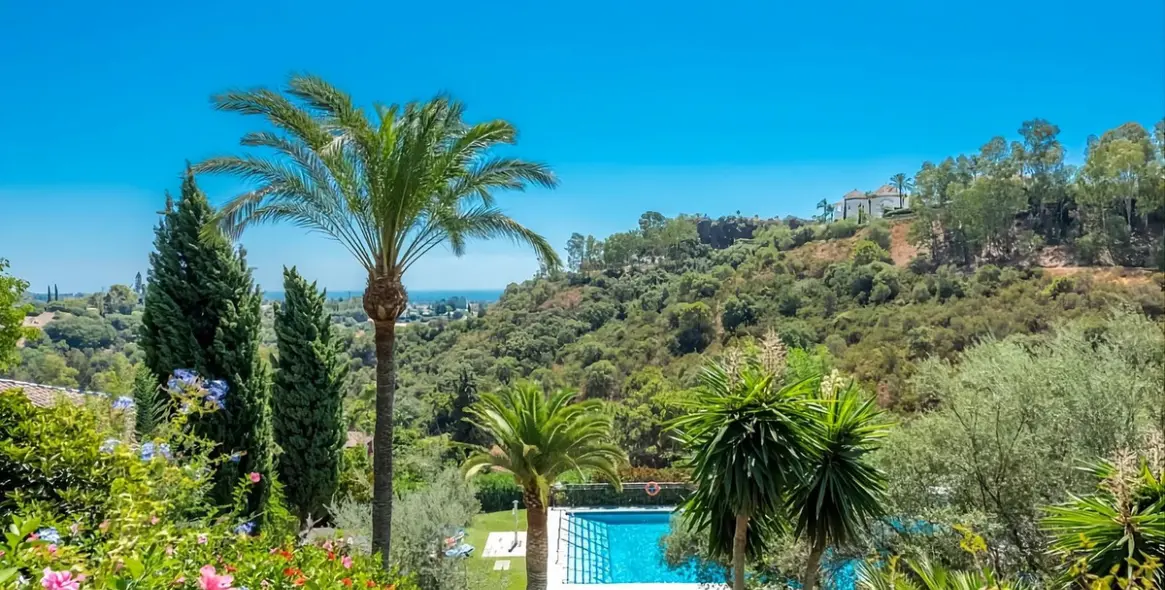 Sale of middle floor apartment in Benahavís 20